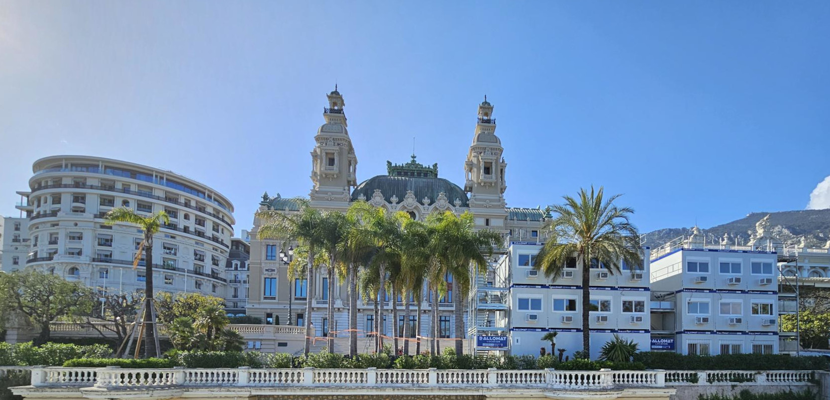 Photo centrée du Casino de Monte-Carlo avec l'opéra à gauche et sur la droite une construction modulaire composée de 21 bungalows et 9 escaliers afin de fournir des vestiaires temporaires au personnel du Casino