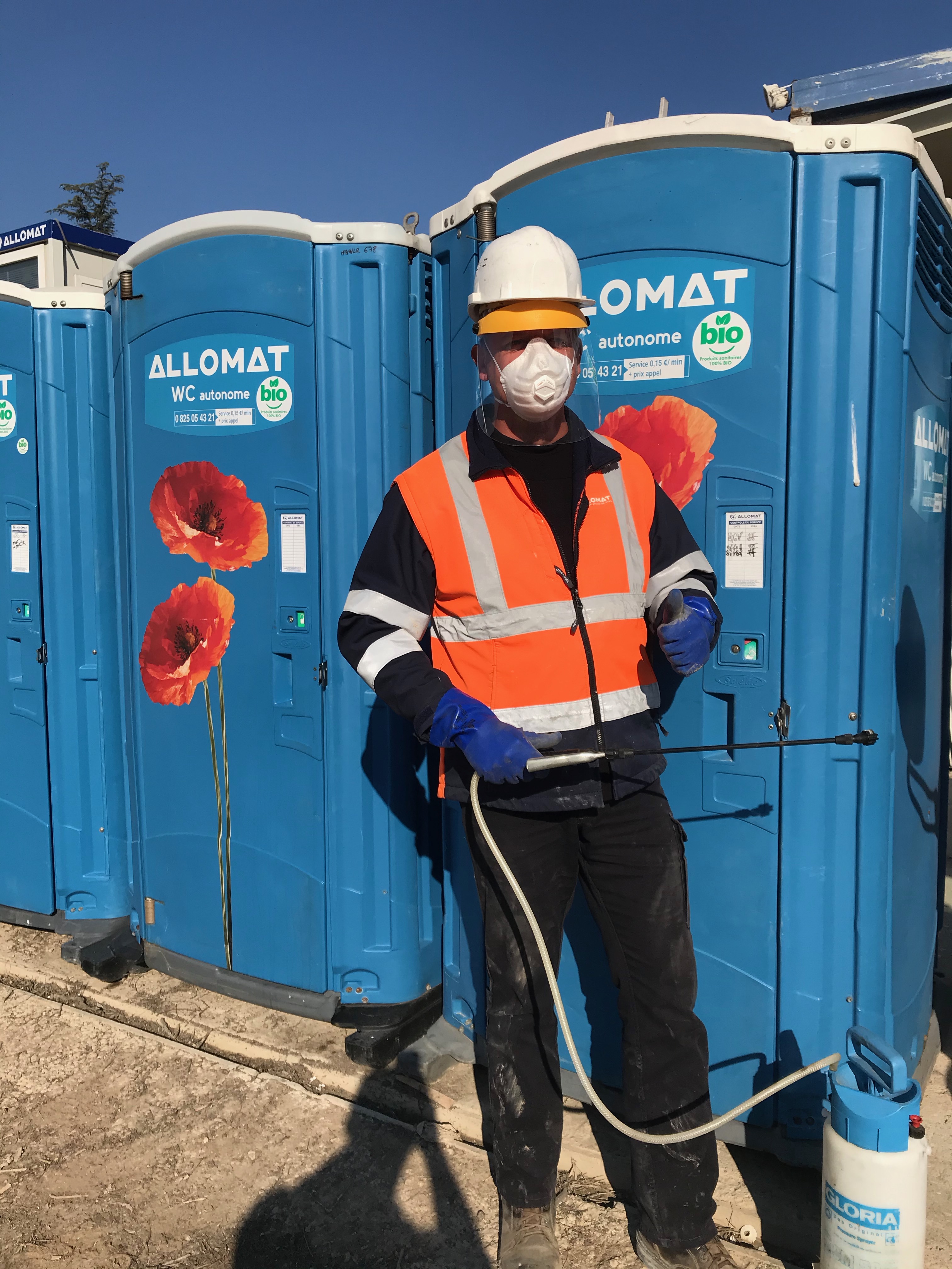 Un technicien d'Allomat assurant l'entretien d'une toilette autonome Allomat.