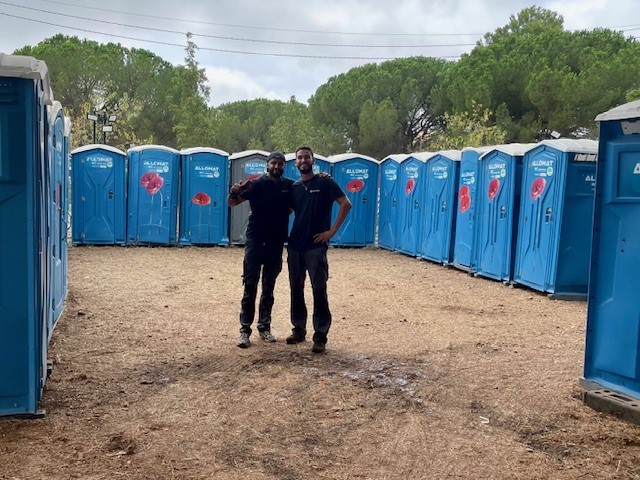 2 techniciens ALLOMAT devant les WC autonomes du festival Palmarosa